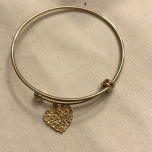 Single gold bracelet with heart charm